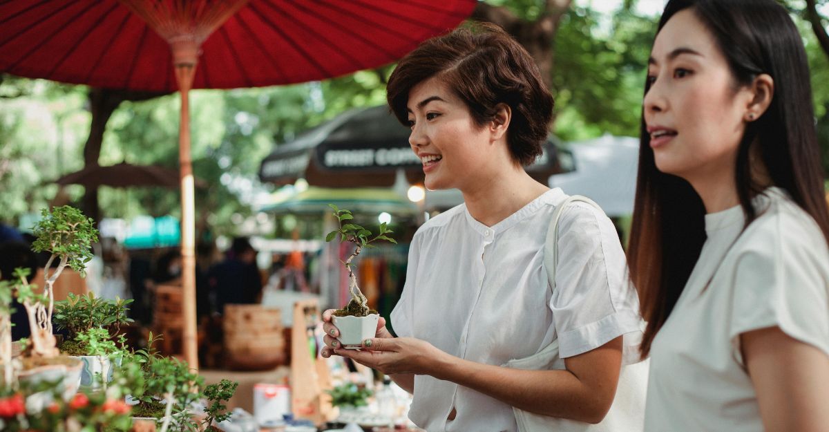Ragazza che compra una piantina al mercato