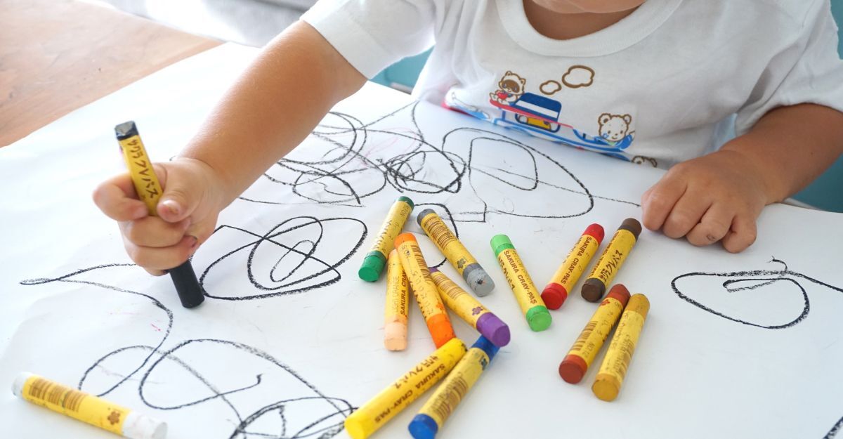 bimbo di circa 3 anni disegna