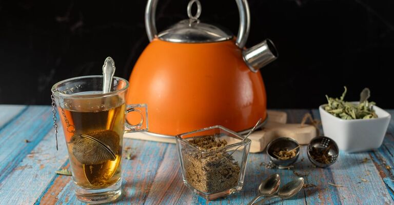 Erba luisa in varie forme con teiera sullo sfondo