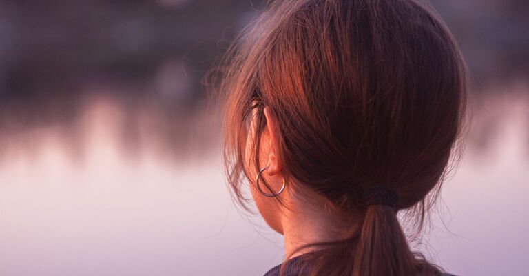 Una ragazza di spalle