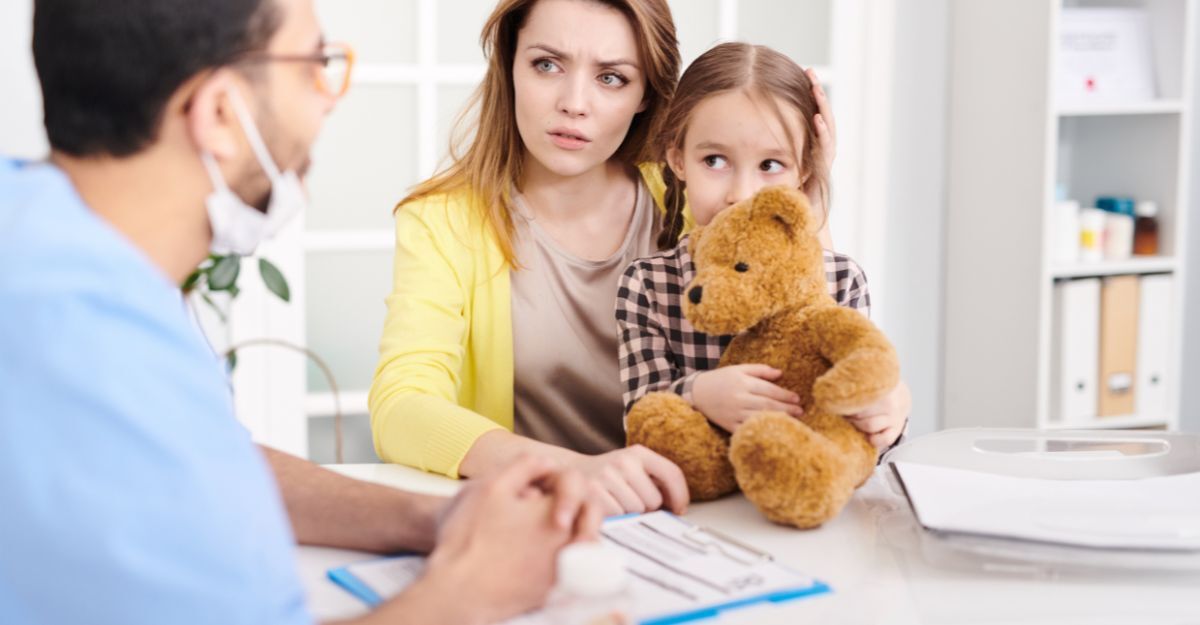paura del dottore bimba dal medico con la mamma, ha paura della visita