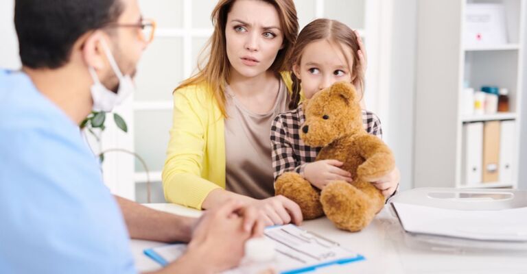 bimba dal medico con la mamma, ha paura della visita