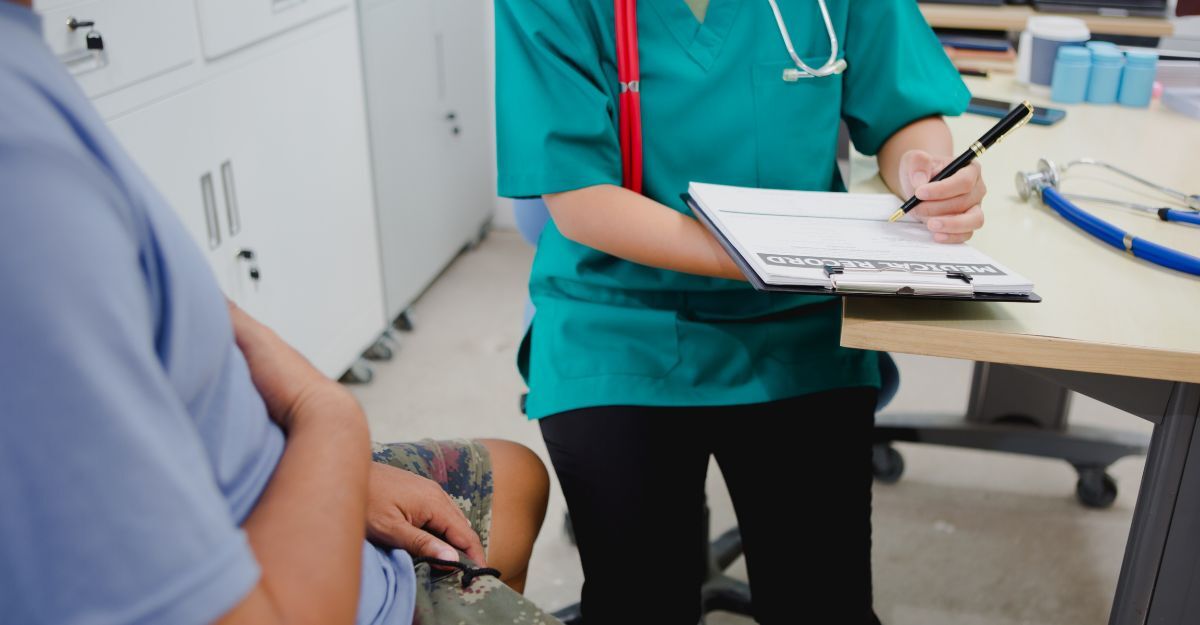 uomo dal medico ha dolori addominali