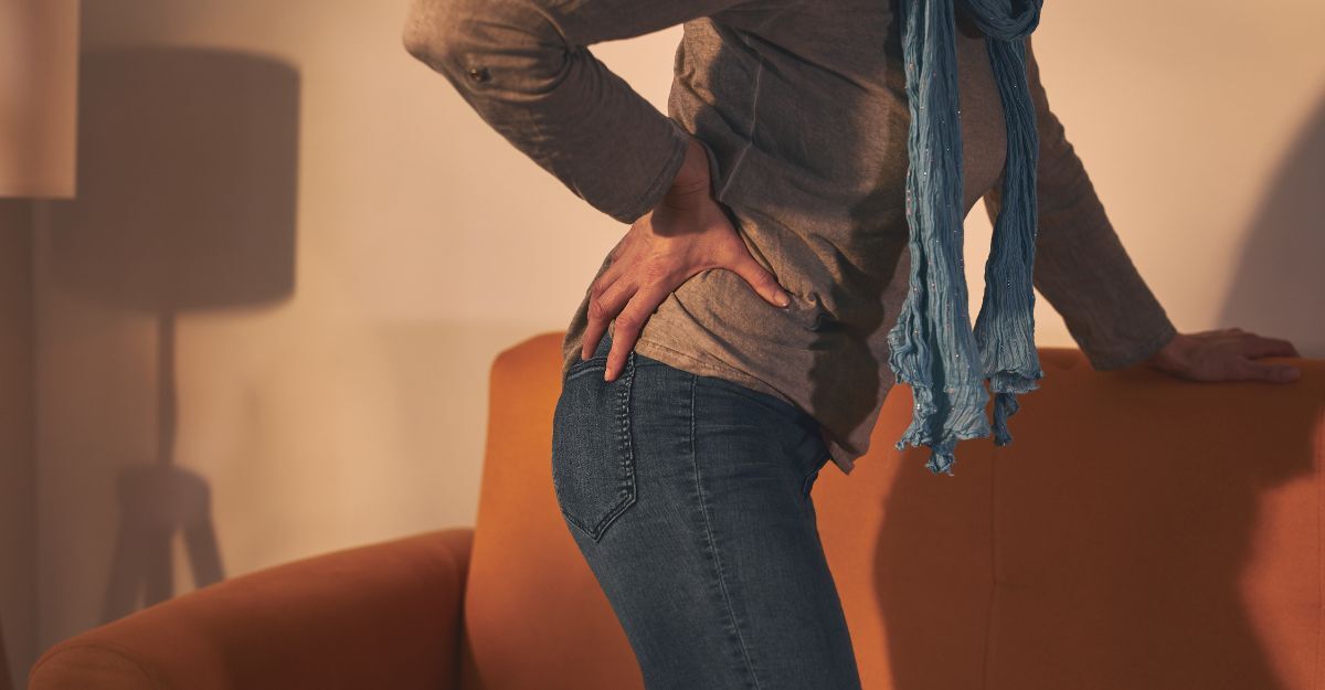 Una donna con dolore ala schiena