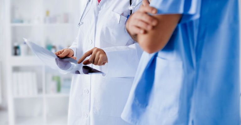 Dottore e specializzando che guardano una lastra