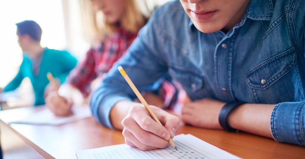 Un ragazzo che fa un esame