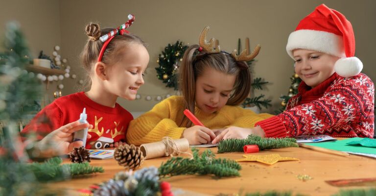 Bambini che fanno i lavoretti sul tavolo