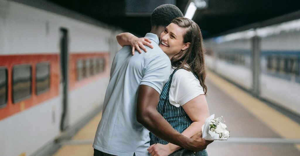 Una coppia che si incontra in giro