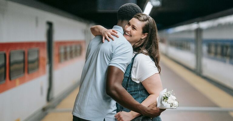 Una coppia che si incontra in giro