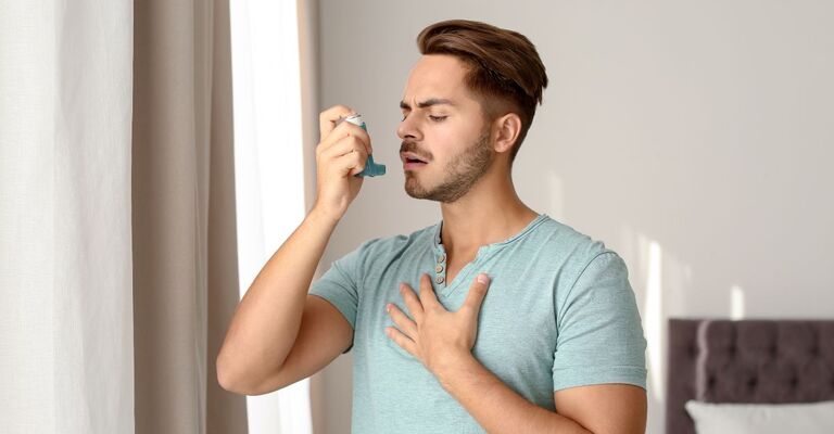 Un ragazzo con l'asma