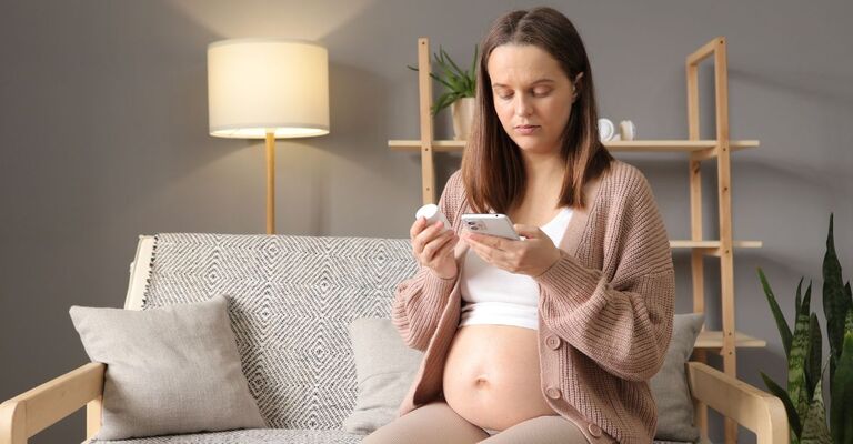 Donna che controlla farmaco sul cellulare