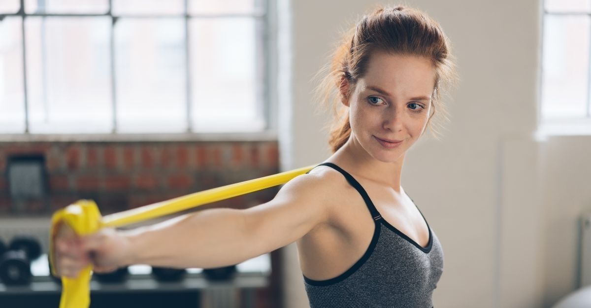 Ragazza che allena le braccia con l'elastico