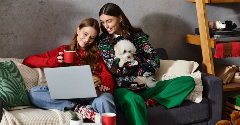 Ragazze che guardano un film sul divano nel periodo di Natale