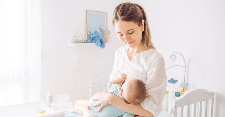 Una donna che allatta