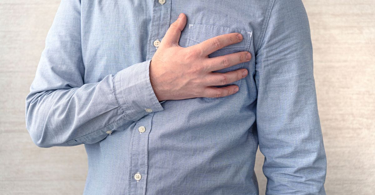 Un uomo che si tiene il petto