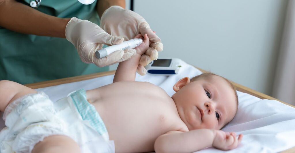 neonato fa prelievo di sangue