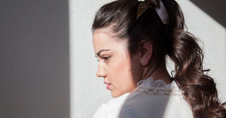 Una ragazza con la coda