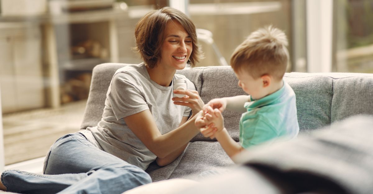 Una madre che da un integratore al bambino