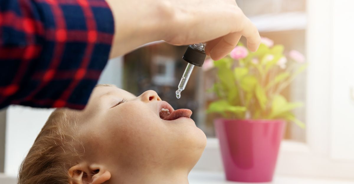 Una madre che da un integratore al bambino