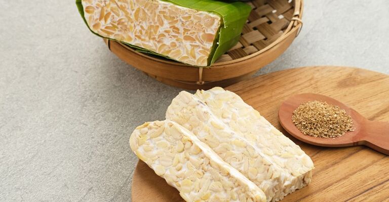 Panetto di tempeh tagliato sul tagliere