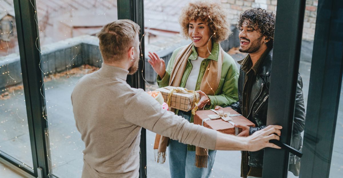 Due amici vanno a casa di un altro per dargli il regalo di Natale
