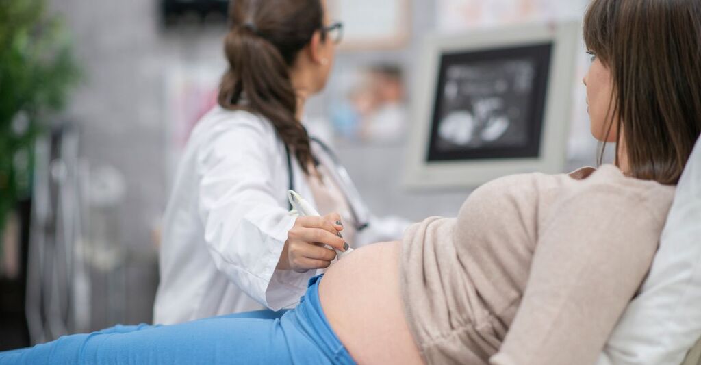 donna incinta dal ginecologo fa ecografia