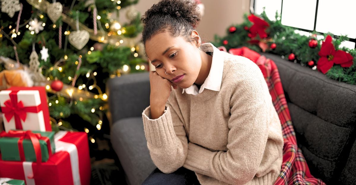 Giovane adulta intristita dall'ambiente familiare per Natale