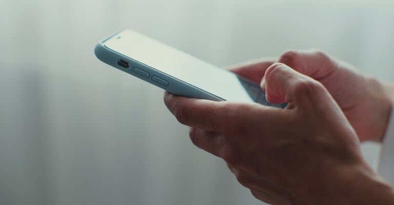 uomo-naviga-su-smartphone