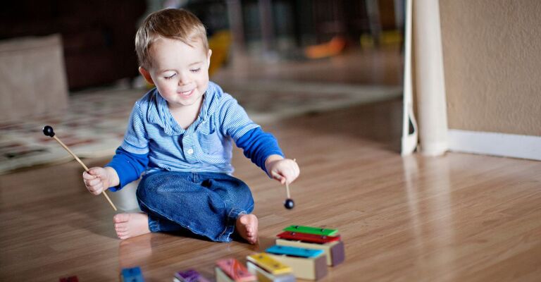 Un bambino gioca in casa