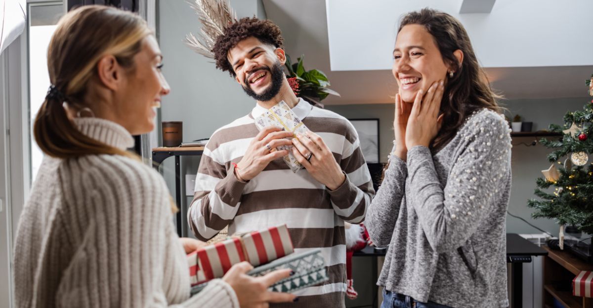 gruppo-di-amici-che-si-scambiano-i-regali