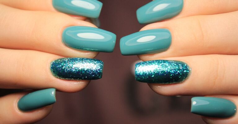 Delle unghie con i glitter