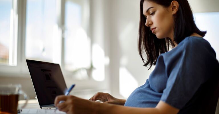 donna incinta lavora al pc