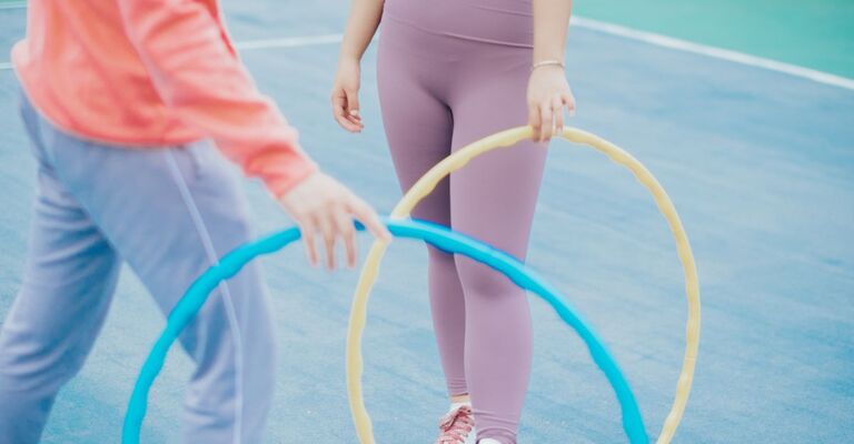 Delle ragazze che fanno Hula Hoop
