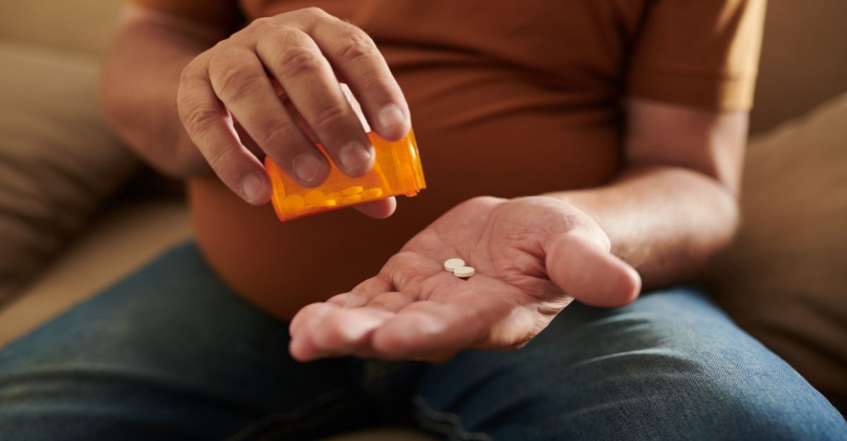 uomo prende integratori