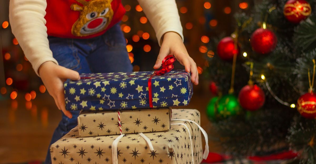 Un bambino prende un pacco di Natale