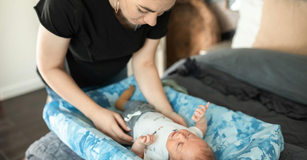 Mamma con neonato sul fasciatoio