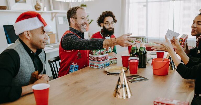 amici si scambiano i regali a natale