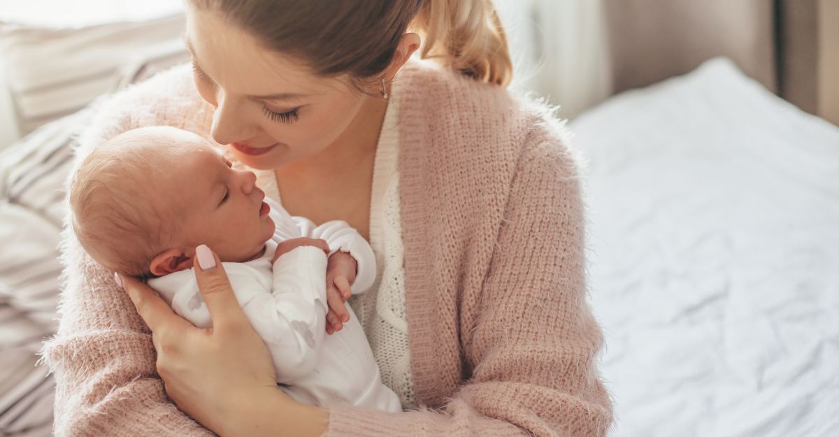 mamma con in braccio la sua neonata