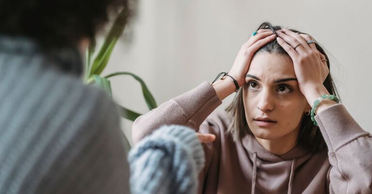 Psicosi puerperale Una ragazza parla con uno psicologo