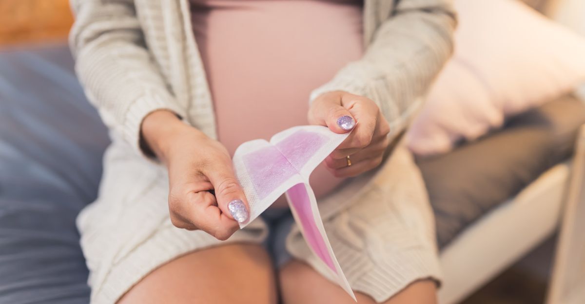 Donna incinta che apre le strisce depilatorie