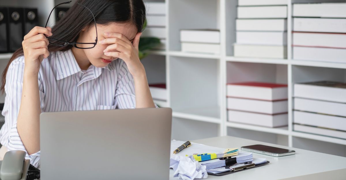 Una donna a lavoro sopraffatta 