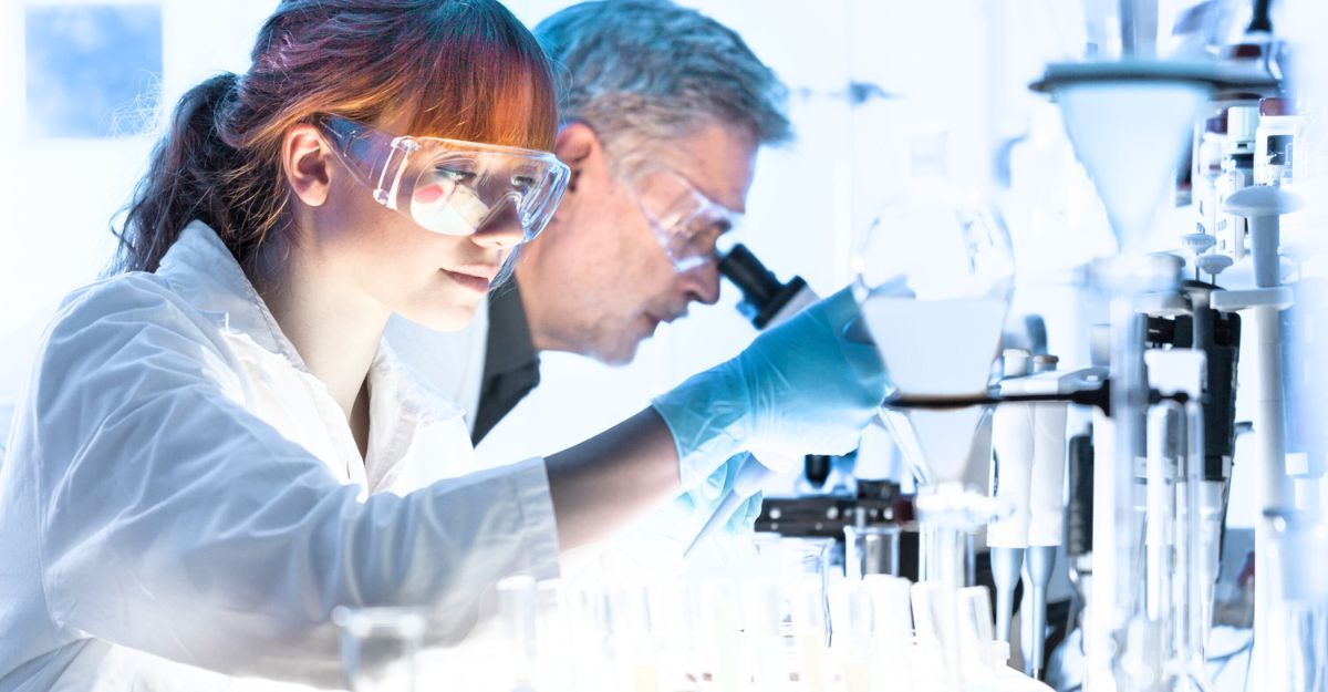 Un'equipe di medici che studiano una malattia in laboratorio