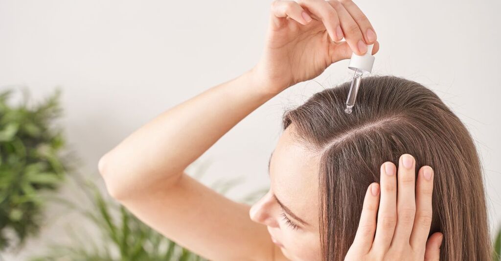 Mettere della vitamina D sui capelli