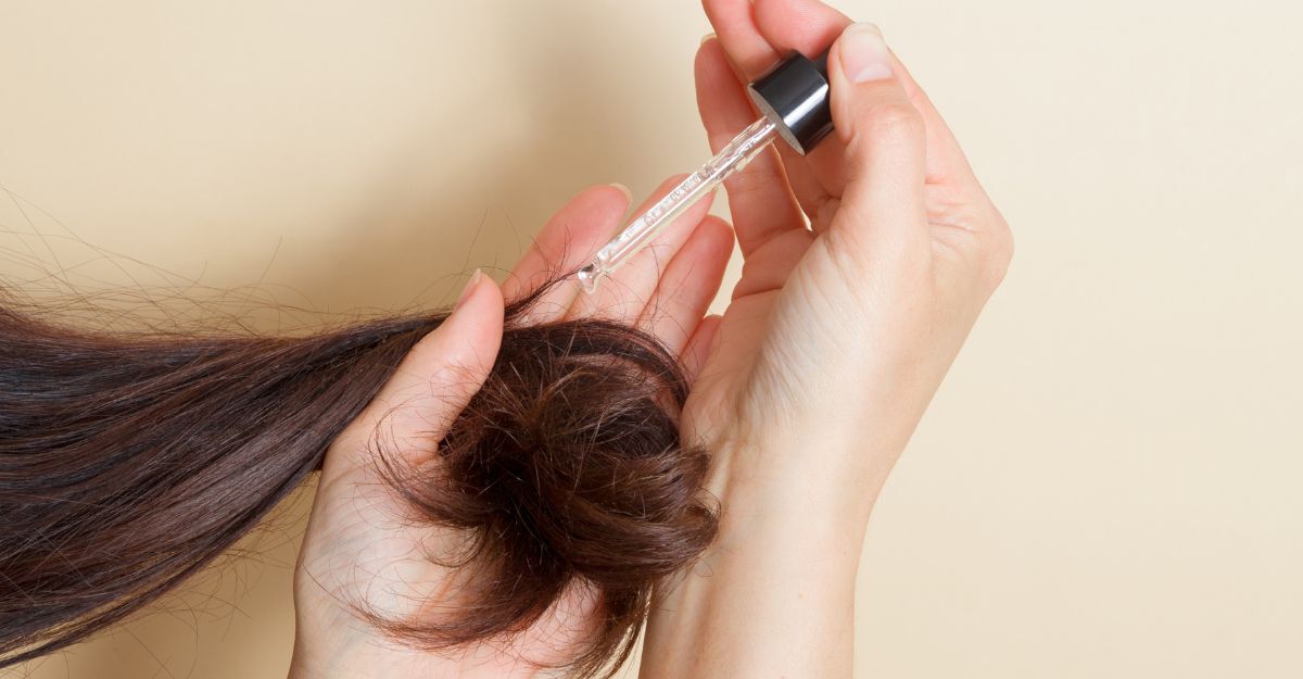 Mettere della vitamina D sui capelli