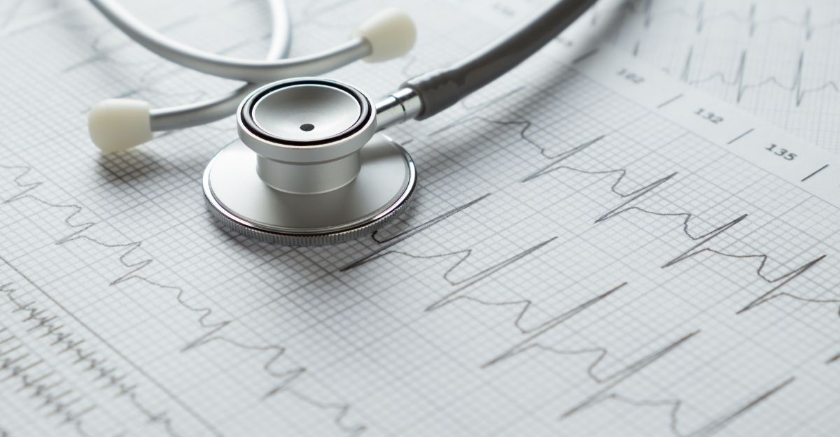 Uno stetoscopio appoggiato su un elettrocardiogramma