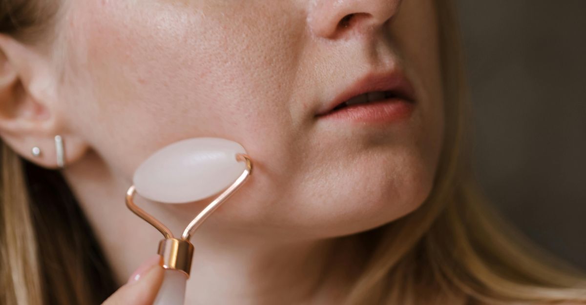 Ragazza che si passa rullo di giada sul viso