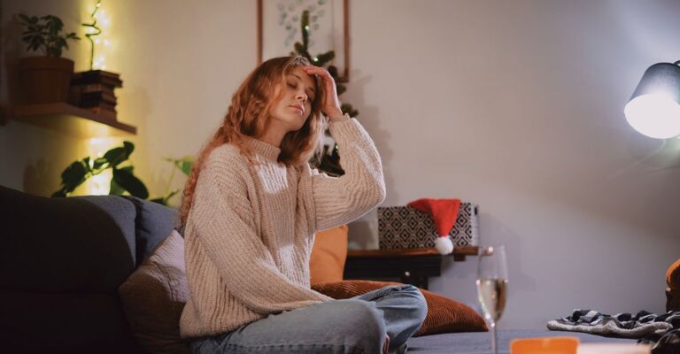 Ragazza rilassata sul divano durante Natale