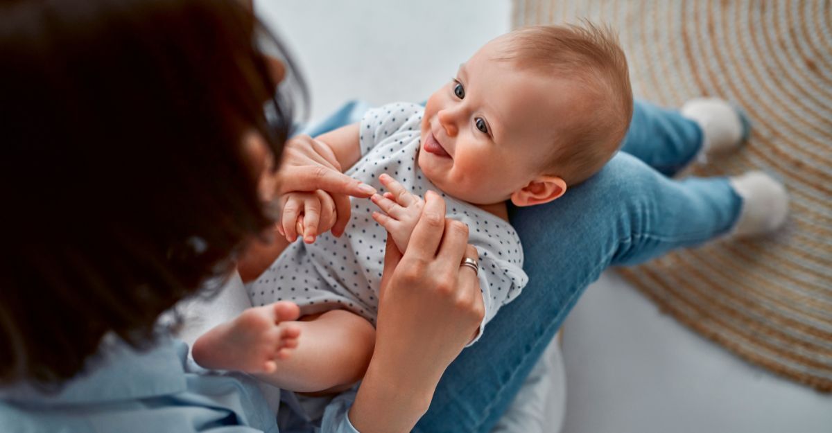 bimba ride in braccio alla mamma