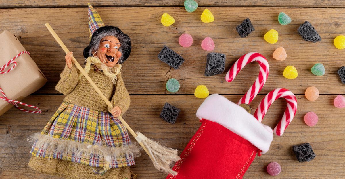 Piccola Befana con calza piena di dolci accanto