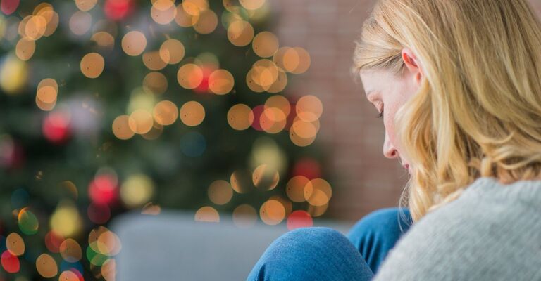 Una ragazza triste a Natale